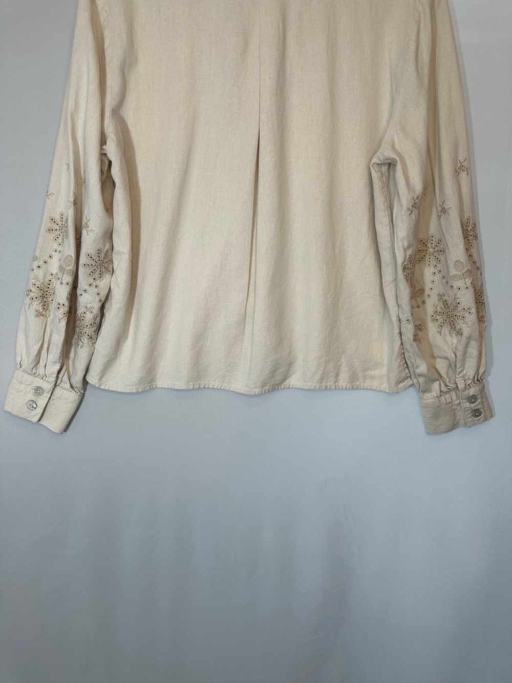 Tahari Linen Blend Embroidered Womens Size Button Long Sleeve Blouse Top Shirt - Picture 6 of 7